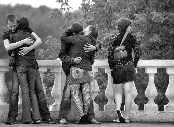 На десять девчонок девять ребят. На 10 девчонок-9 ребят. жанровая фотография ню. на десять девчонок по статистике.