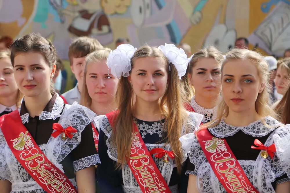 Девятиклассники и одиннадцатиклассники. Одиннадцатиклассники. Школа одиннадцатиклассники. Красивый одиннадцатиклассник. Фото одиннадцатиклассников.