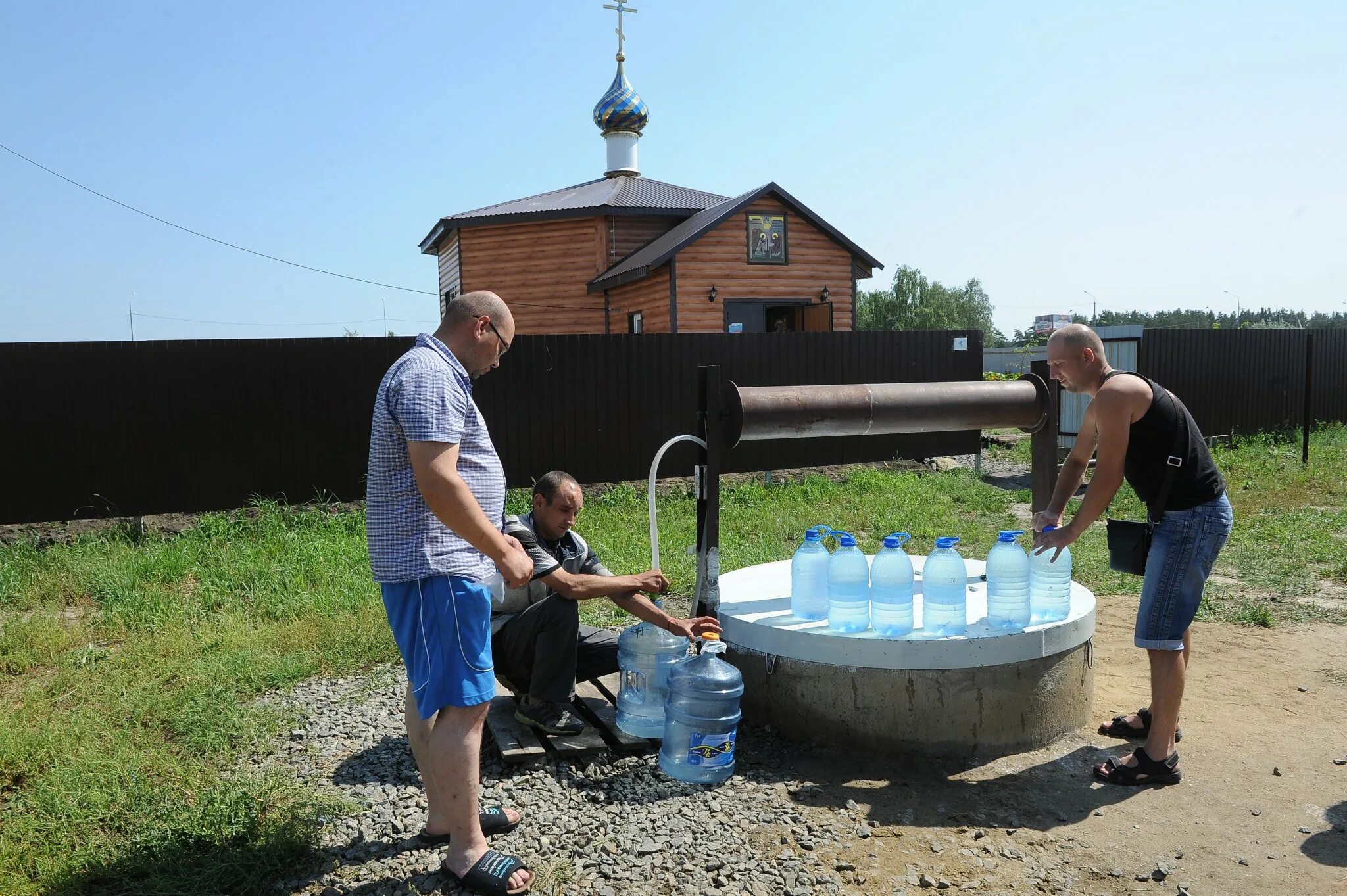 Колодец для воды. Колодец для питьевой воды. Скважина питьевой воды. Колодец из бутыли для воды. Колодец вода видео