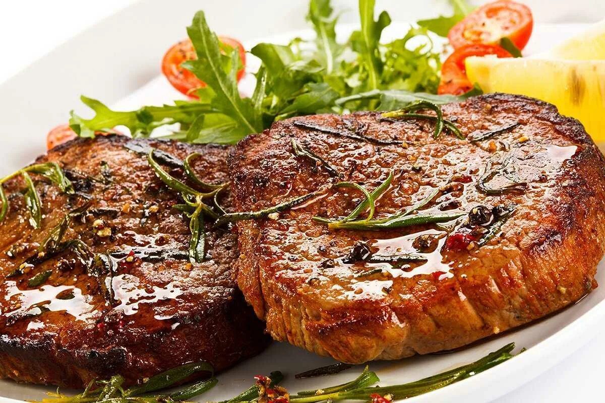 Как правильно и вкусно пожарить стейк. Стейк. свиной стейк. сочный стейк из свинины. жареный стейк.