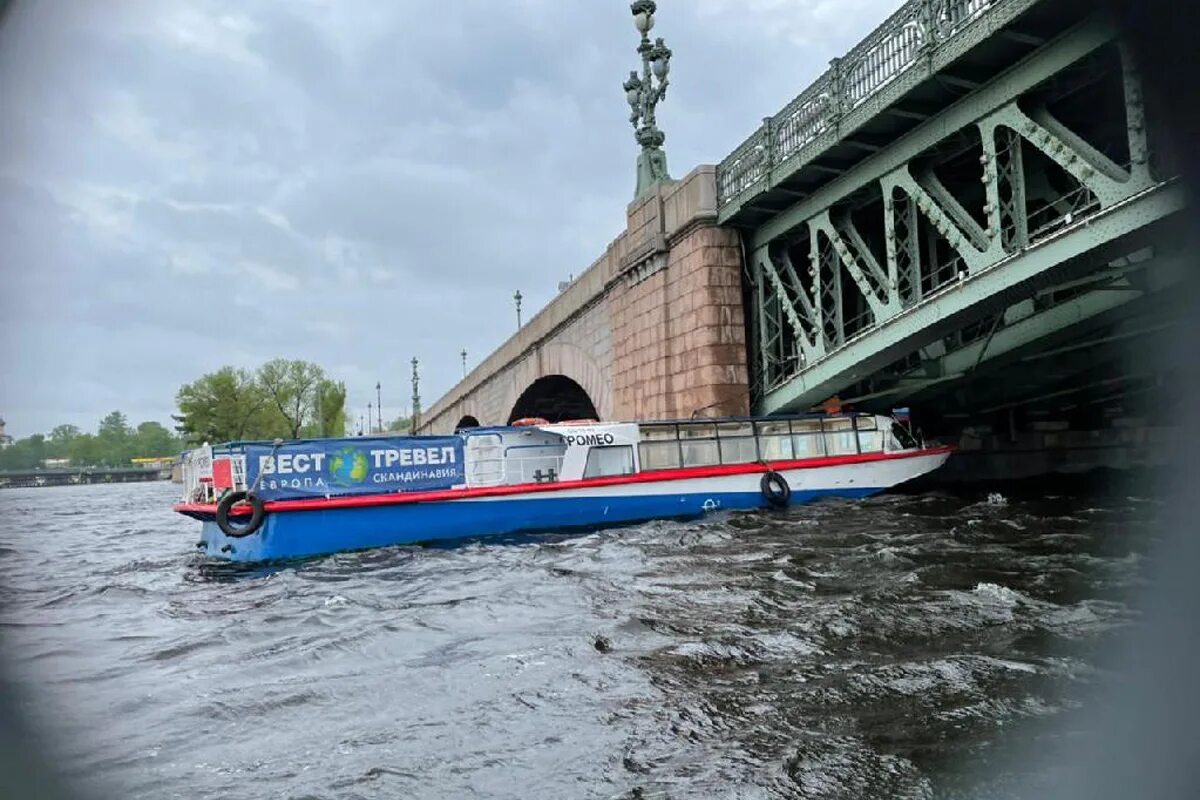 Теплоход Ромео СПБ. Теплоход врезался в мост в Ульяновске. Теплоход Троицкий мост. Трагедия в Ульяновске теплоход. Корабль врезался в мост