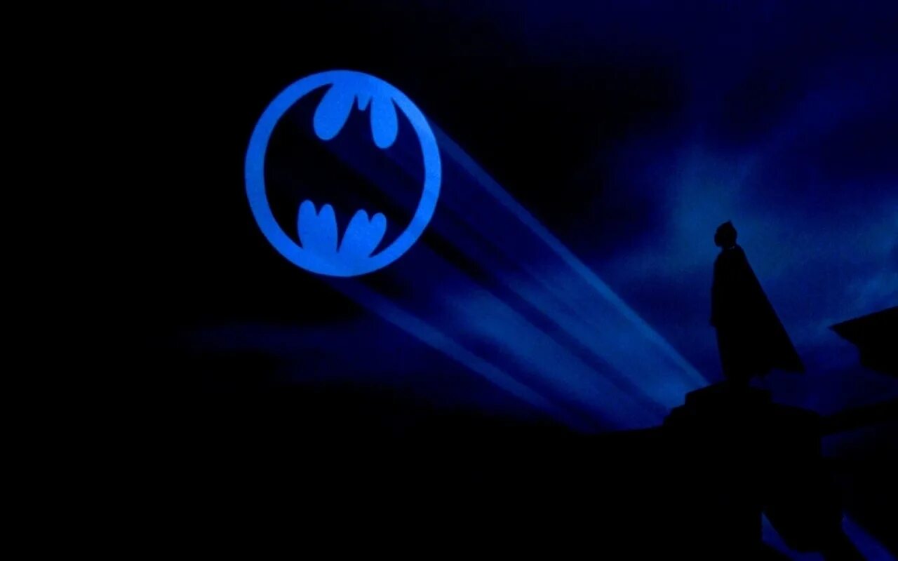 Городу нужен свет. Бэтмен и Бэт сигнал. Бэтмен прожектор Бэт сигнал. Знак Бэтмена в небе. Сигнал Бэтмена в небе.