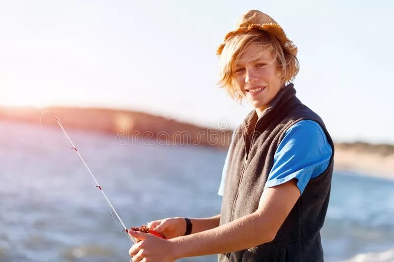 Ловят подростков. Подросток ловит рыбу. Девочки подростки на рыбалке. Босиком на рыбалке подростки. Подросток ловит рыбу фото.