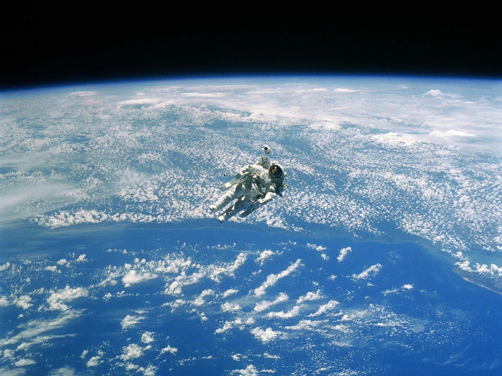 Какой настоящий космос. STS-41b. О земле и космосе. Снимки земли из космоса. Снимки земли из космоса настоящие.