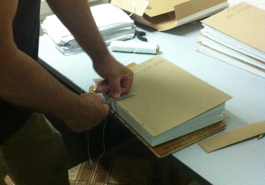 Переплет и подшивка документов. Подшивка папок для архива. Сшивание дел для архива. Сшивание папок для архива.