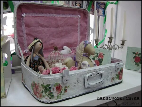 2 жизнь игрушкам. Старый чемодан с игрушками. Театр в чемодане для детского сада. Поделка чемодан. Вязаный чемодан с игрушкой.