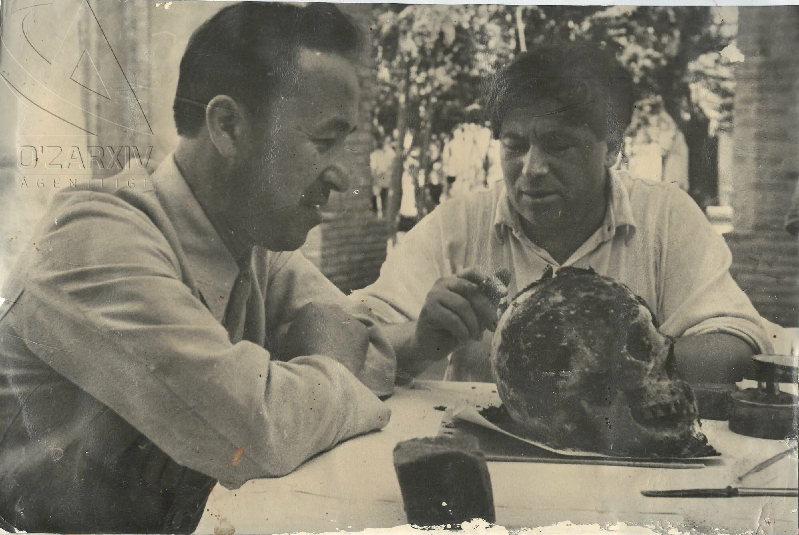 Вскрытие тамерлана. Останки тимура тамерлана. Вскрытие тамерлана. Открытие гробницы тамерлана в 1941. Гробница тимура тамерлана.