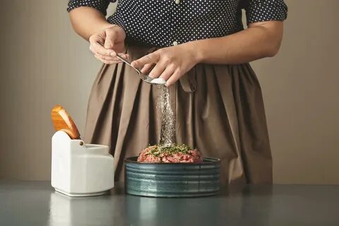 Женщина пересолила еду