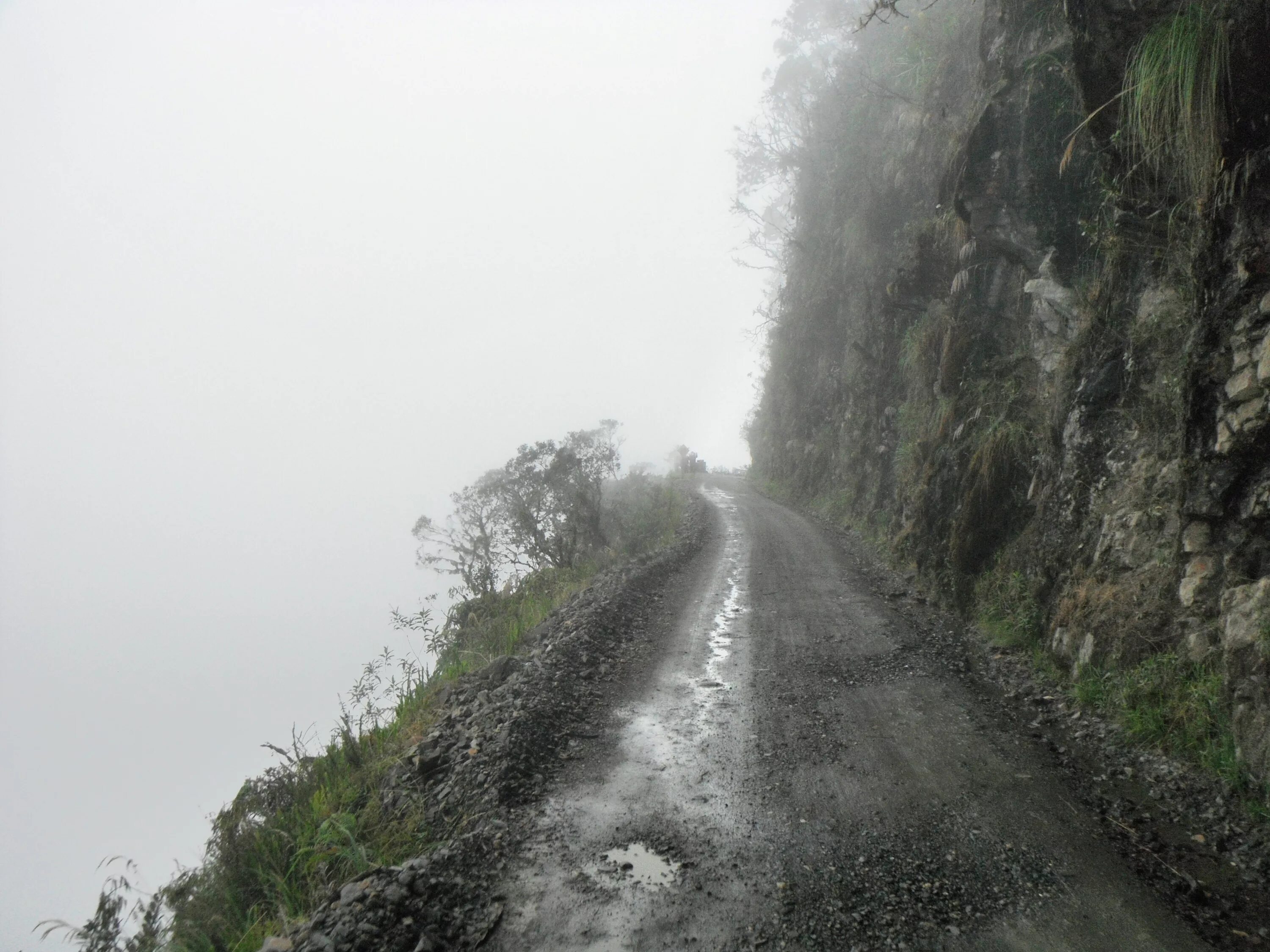 Дорога смерти в Боливии. Страшная дорога. Темная страшная дорога. Страшная дорога фото.