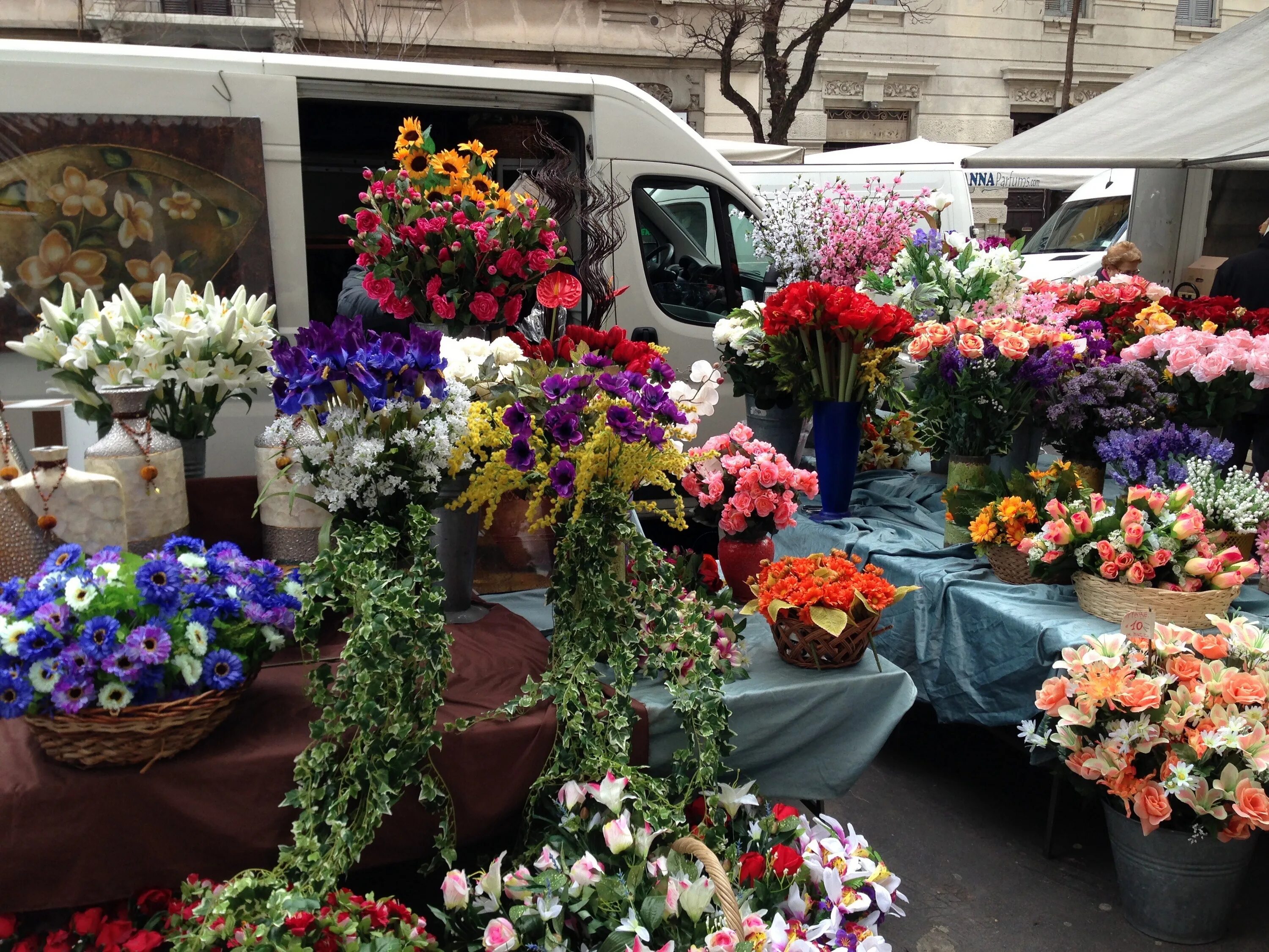 Новый цветочный рынок. Цветы в цветочном магазине. Рынок цветов. Цветочный магазин в Италии. Цветочный рынок в Италии.