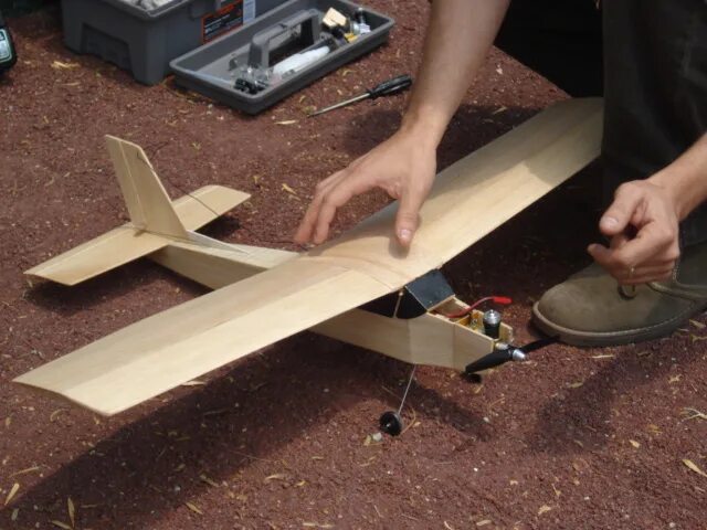 Самодельные модели самолетов. Made planes. Трактор с пропеллером. Самолет из картонной коробки. Made planes.