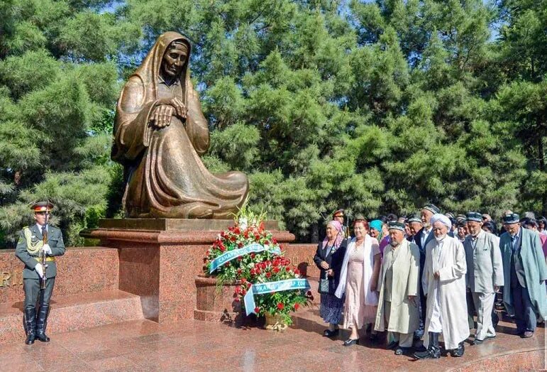 Хотира майдони Ташкент. Самарканд Мотамсаро она. 9 Май Хотира майдони. Памятник матери в Ташкенте.