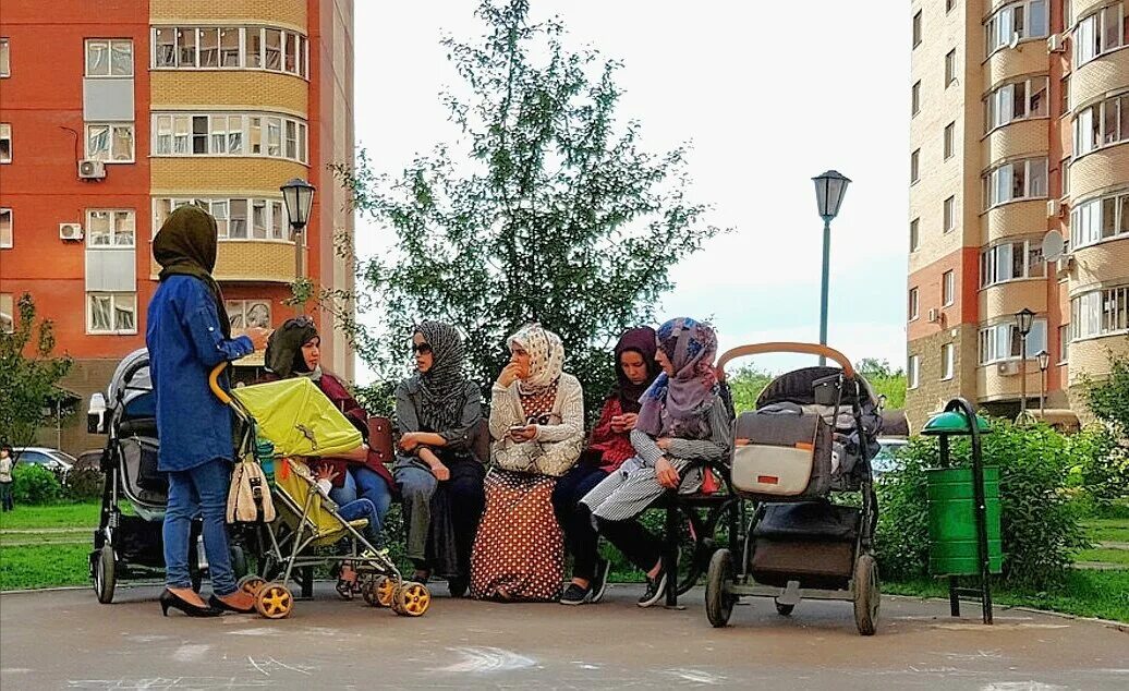 Москва дети мигрантов во дворе дома. Приезжие в москве. Гетто районы москвы. Москва дети мигрантов во дворе дома. Дворник.