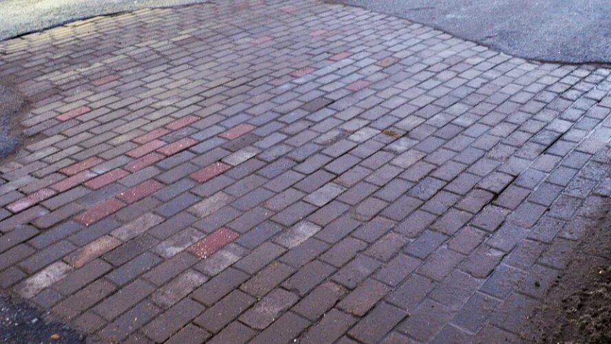 Брусчатка на участке. Тротуарная плитка и асфальт. Тротуарная плитка и асфальт. Что дешевле асфальт или плитка. Брусчатка с асфальтом.