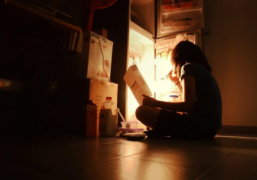Чтение на ночь. Девушка у холодильника ночью. Кухня ночью. Девушка поздно вечером. Поздно вечером накануне того дня