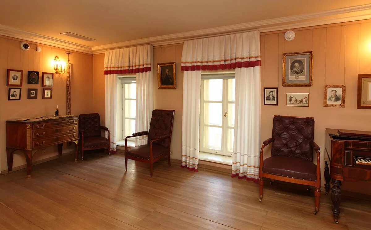 усадьба пушкина в захарово внутри. музей пушкина михайловское. дом пушкина в михайловском комната родителей. дом пушкина комнаты. дом пушкина комнаты.