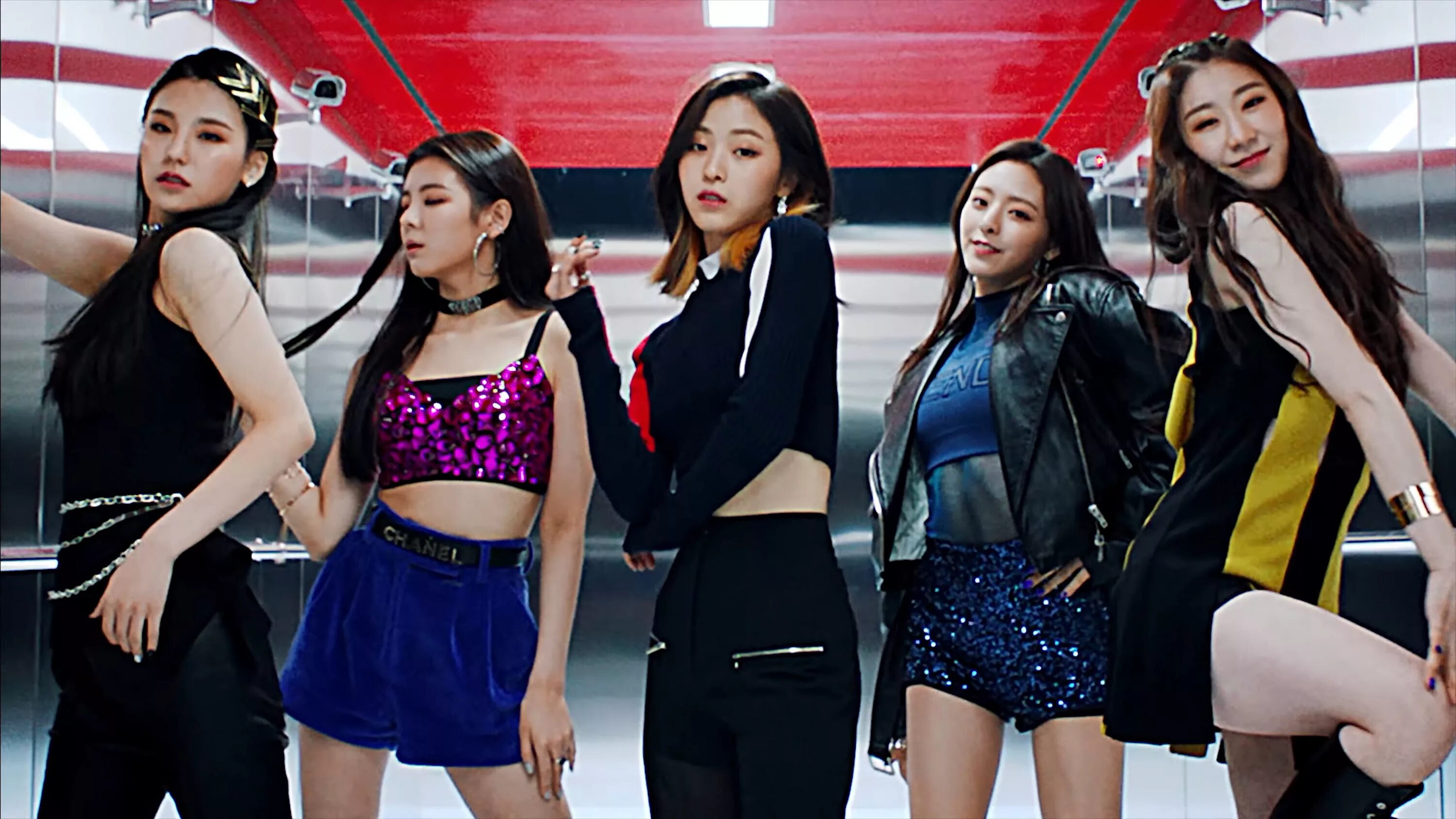 Itzy vampire перевод. Itzy yeji. группа itzy юна. itzy loco. корейская группа itzy участницы.