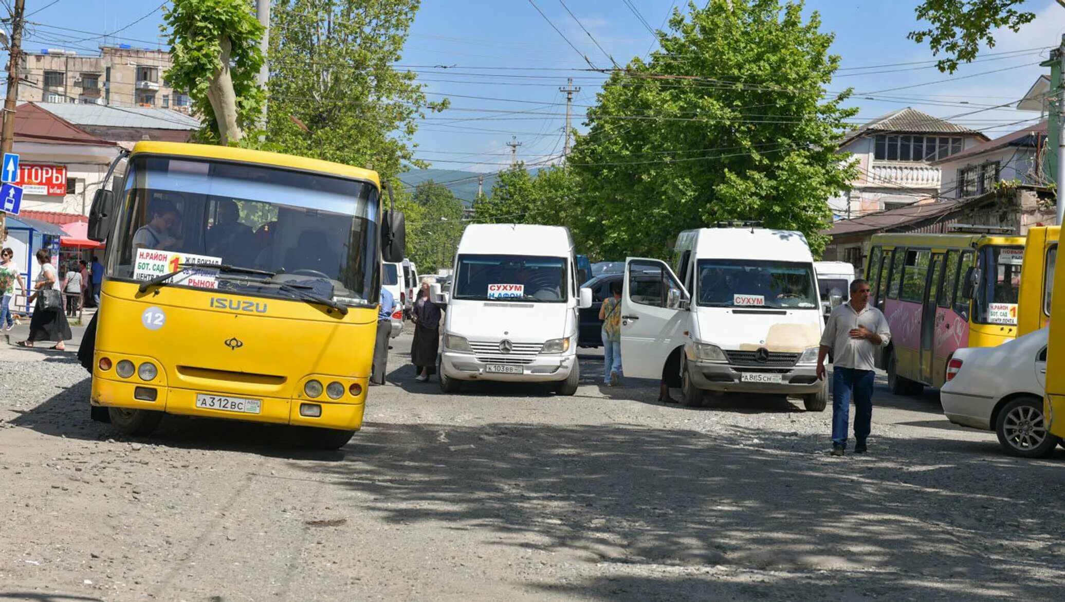 Автобусы сухуми. Автобус Сухум. Автобусы в Сухуми. Общественный транспорт Сухум. Сухуми транспорт.