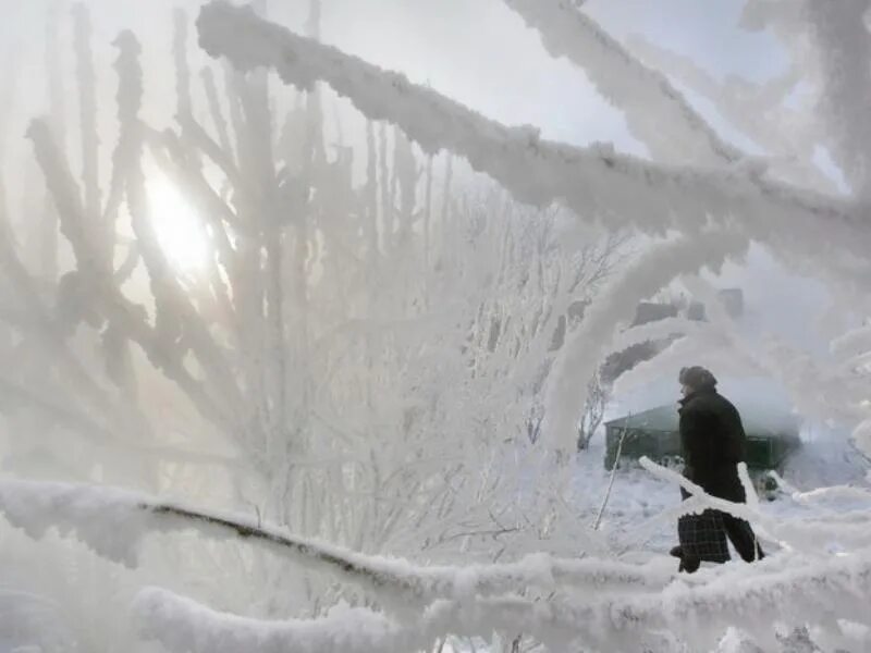 Дед мороз лежит на снегу. Дед мороз в сугробе. Сильный мороз. Дед мороз поднимается по лестнице. Дед мороз на лестнице.