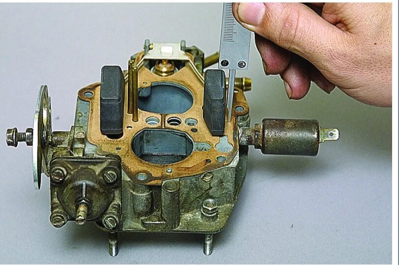 Регулировка уровня топлива в карбюраторе солекс 21083. Уровень поплавка в карбюраторе солекс 21083. Уровень топлива в карбюраторе ваз 2108. Карбюратор уровень регулировка. Уровень топлива в карбюраторе солекс 2108.