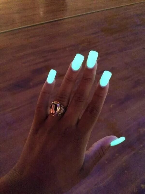 Светоотражающий лак маникюр. Ногти светящиеся в темноте. Светоотражающие ногти. Со светоотражающим лаком. Ногти белые с блестками.