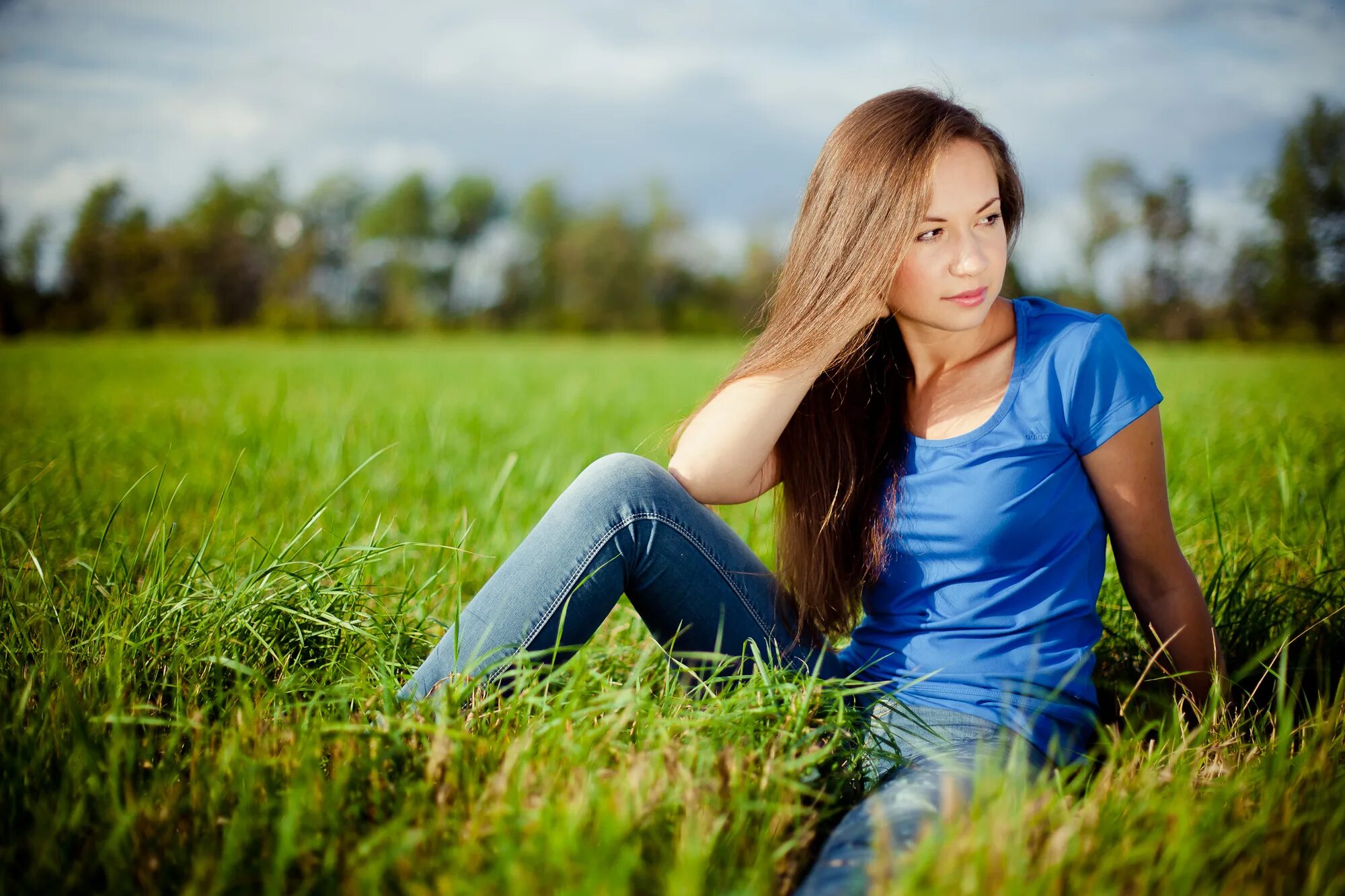 Слушать простая женщина. Красивая девушка в траве. Фотосессия на траве. Девушка на лугу. Красивые фото женщин на природе.