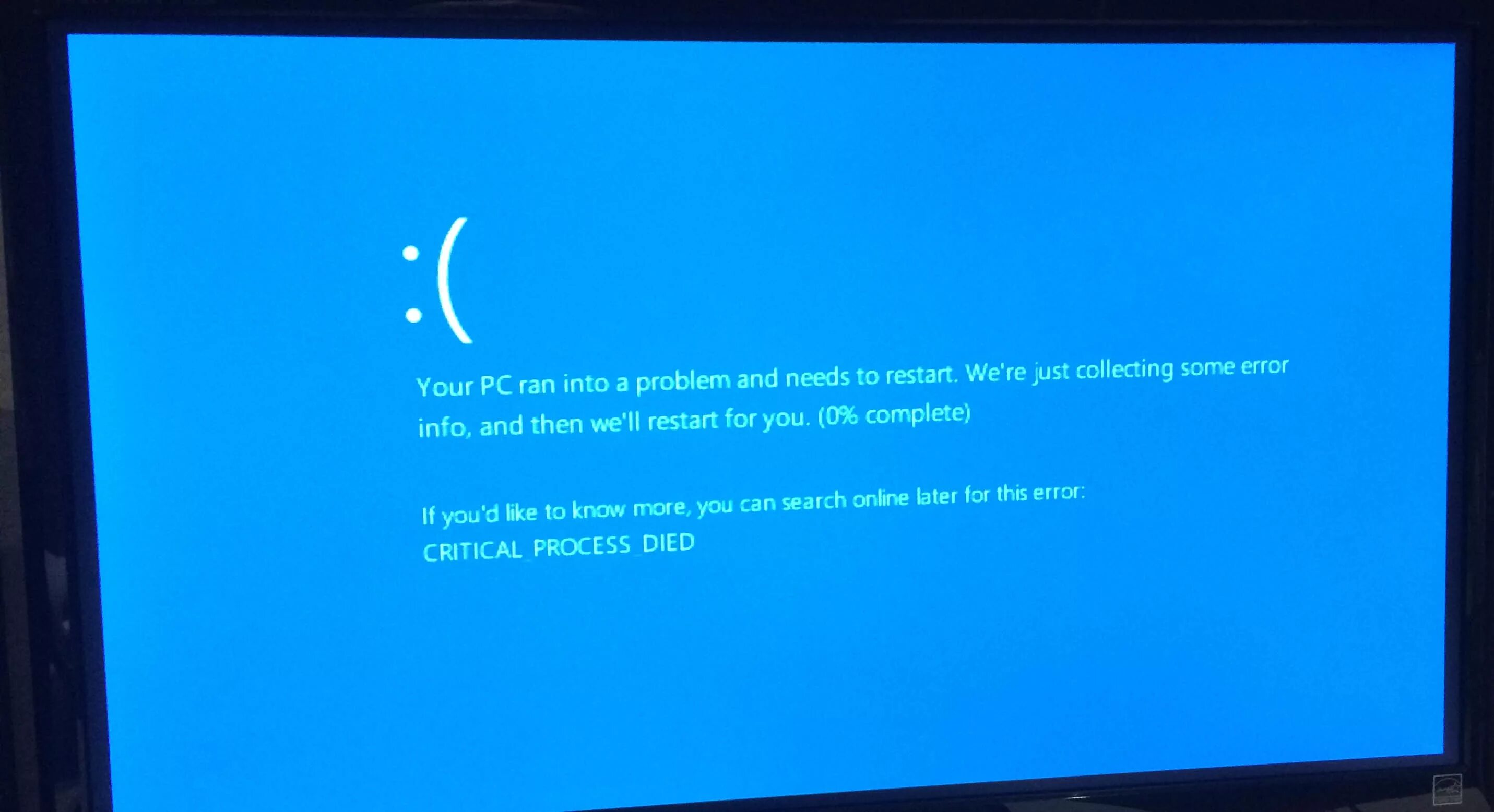 После перезагрузки синий экран. Синий экран смерти Windows 10. Синий экран смерти винрдоксм 10. Черный экран смерти виндовс 10. Экран синего экрана виндовс 10.
