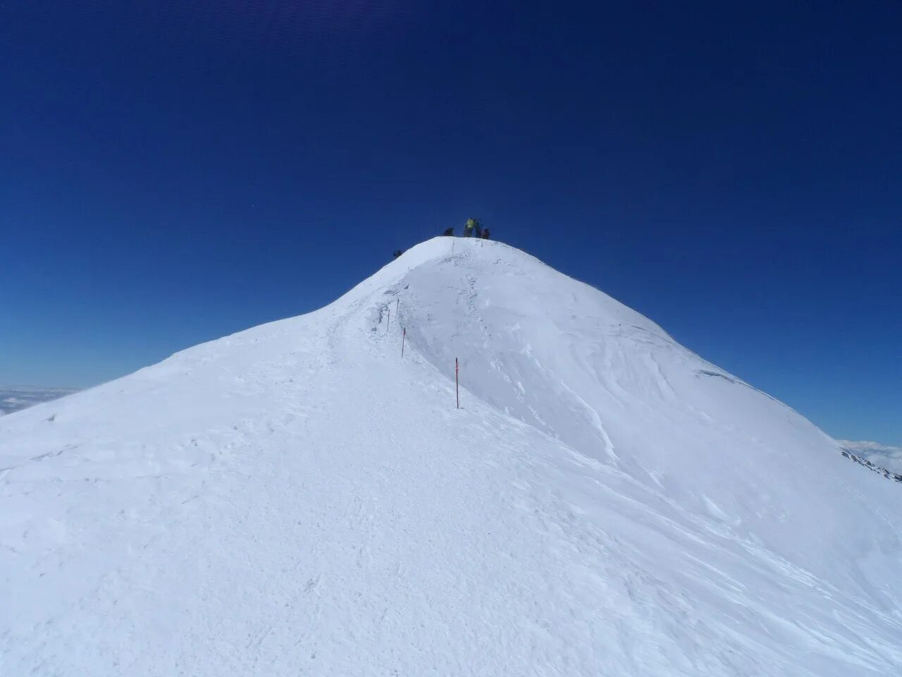 Самая высокая гора россии высотой 5642. Эльбрус 5642. Вершина Эльбруса 5642. Эльбрус 5642 метра. На вершину Эльбрус(Западная — 5642м.
