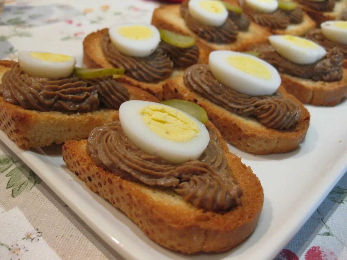 Канапе с печеночным паштетом. Бутерброды с паштетом из куриной печени. Бутерброды с паштетом из печени. Бутерброды с паштетом на праздничный. Бутерброды с паштетом из куриной печени.