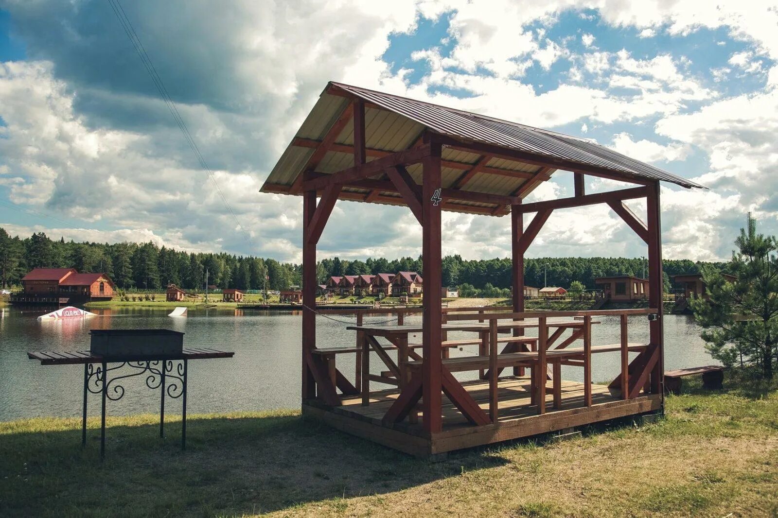 Парк аренда екатеринбург. Парк отель Орловский беседки. Орловский парк отель Подмосковье беседки. Фермское озеро беседка. Парк отель Орловский мангальная зона.