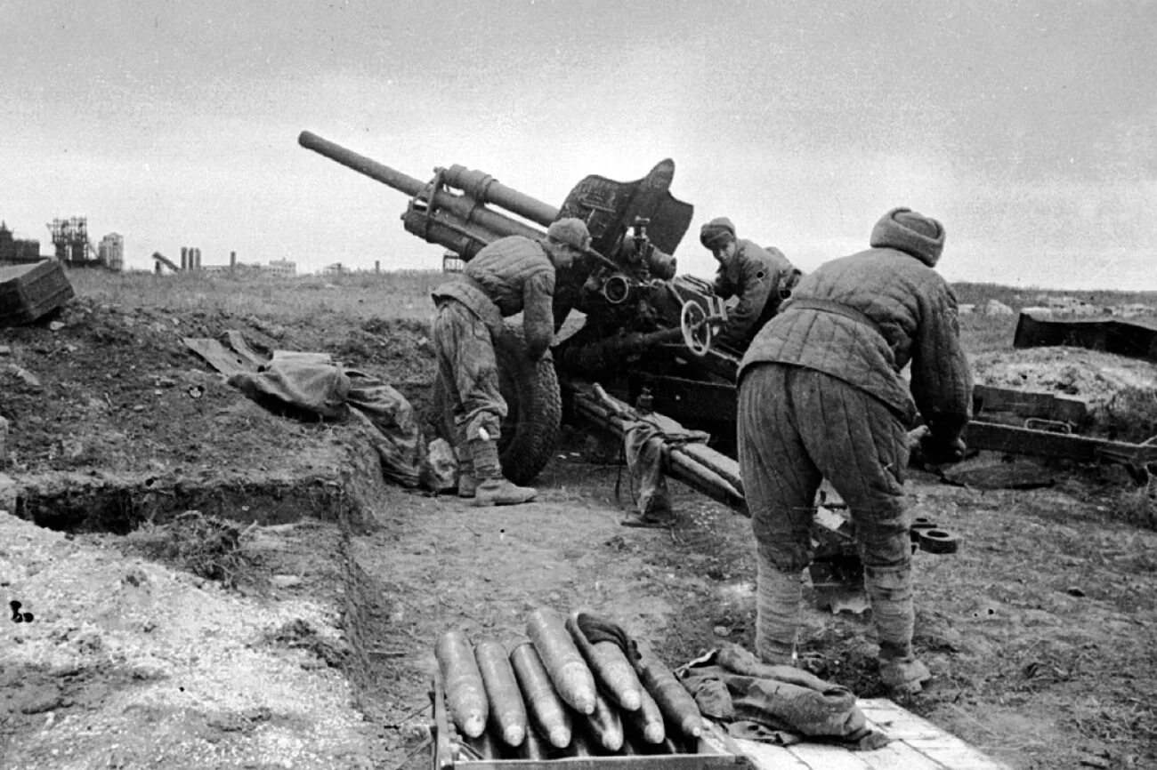 Артиллерист во время войны. Артиллерия ВОВ 1941-1945. 76 Мм пушка ВОВ 1941-1945. Гаубица 76 мм ВОВ 1941.