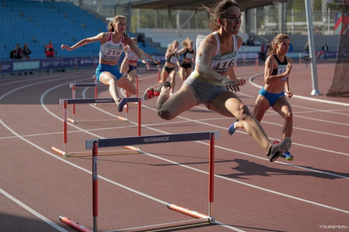 Спортивные люди. Спорт стадион. Десятиборье в легкой атлетике. Бег соревнования. Спортивные картинки.