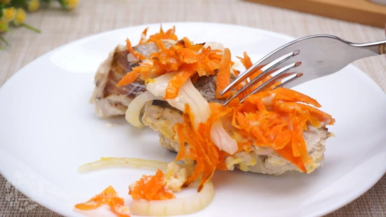 Рыба хек с морковкой. Хек запеченный с овощами. хек в духовке с овощами. рыба хек с овощами в духовке. хек запеченный в духовке с овощами.