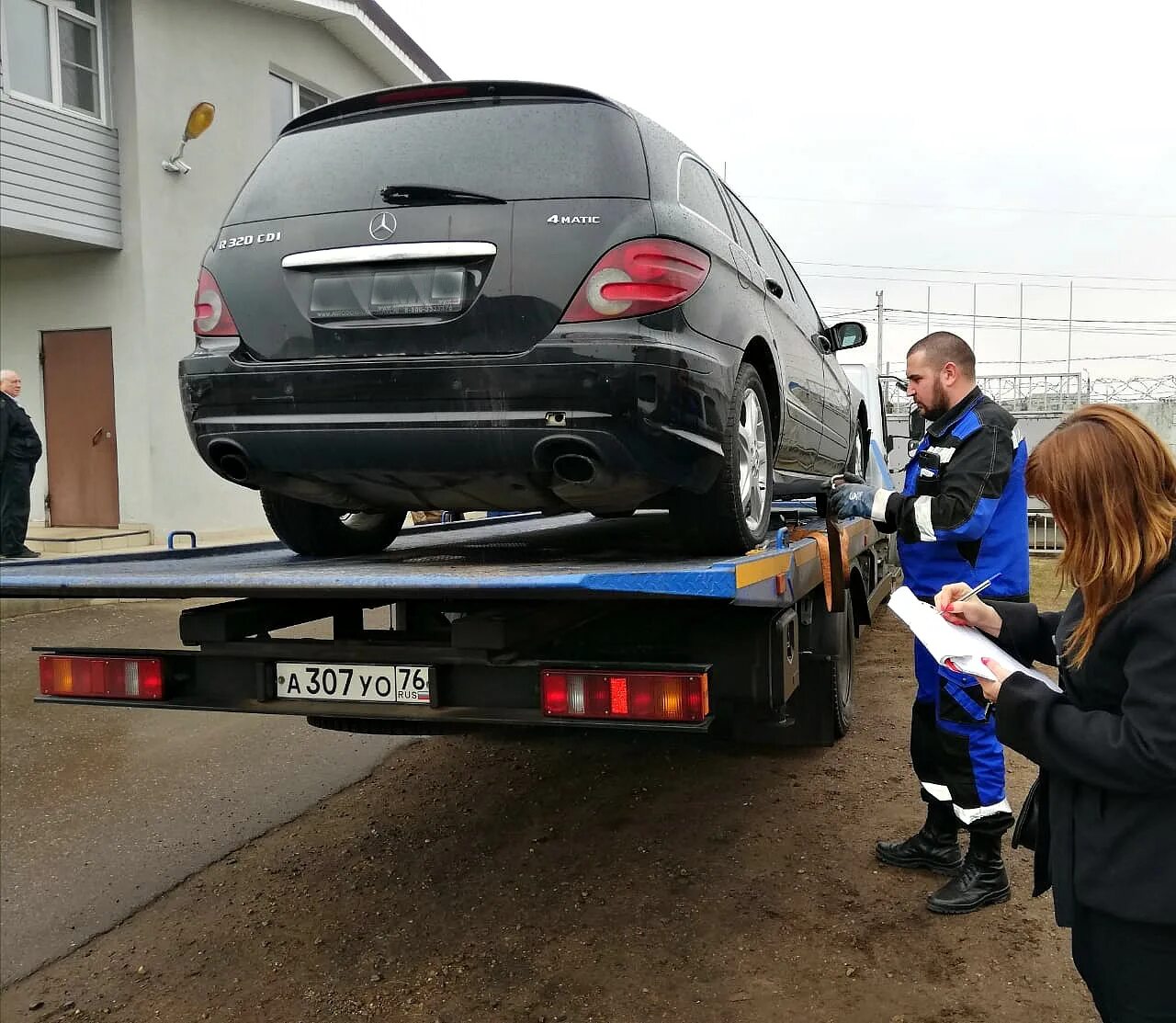 Арест автомобиля должника. Конфискация автомобиля. Арест автомобиля. Арестованные машины. Задержание автомобиля.