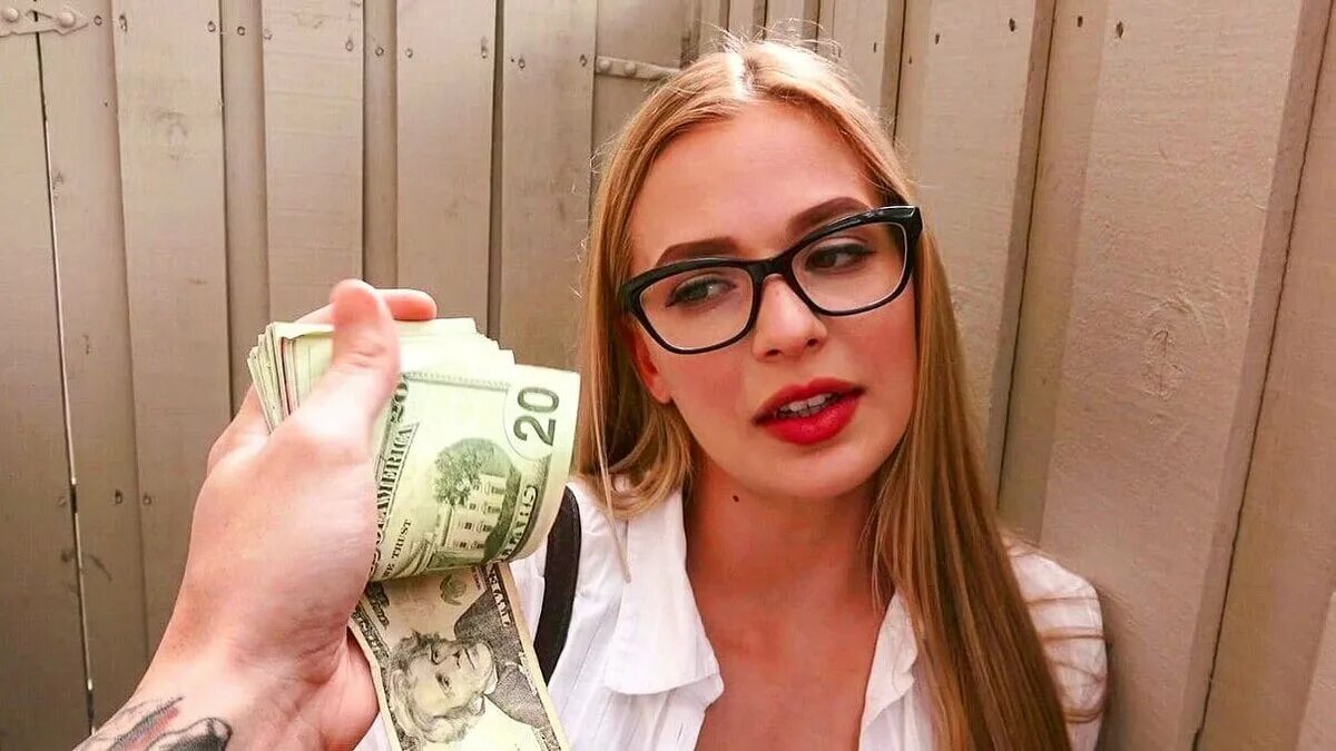 Получила в очко. Sloan Harper Glasses. Девушка в очках с деньгами. За деньги. Блондинки с деньгами и очками.