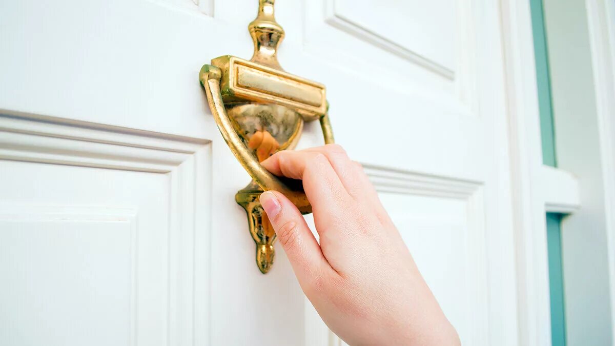 Женская рука стучит в дверь. Женщина стучит в дверь. Парень стучит в дверь. Рука на двери. Стучится в дверь.