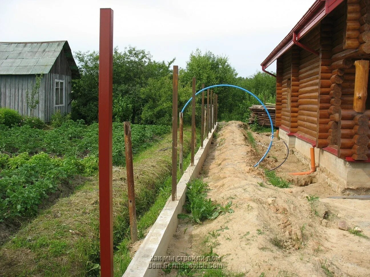 Покрасить столбы. Трубы под забор. Покраска заборных столбов. Столб окрашенный для забора. Столбы для забора металлические окрашенные.