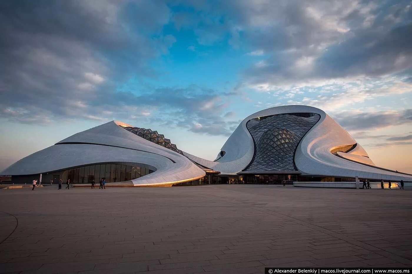 Заха хадид театр в харбине. Оперный театр харбин архитектор. Оперный театр в харбине (харбин, китай). Заха хадид опера харбин. Оперный театр в харбине архитектура.