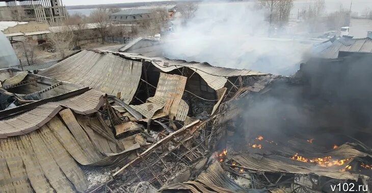 Последствия пожара на складе. Что горит в Кировском районе сейчас Волгоград. Пожар на 7-ми ветрах в Волгограде. Последствия пожара Ириновский МПБ. Пожары 2015 год