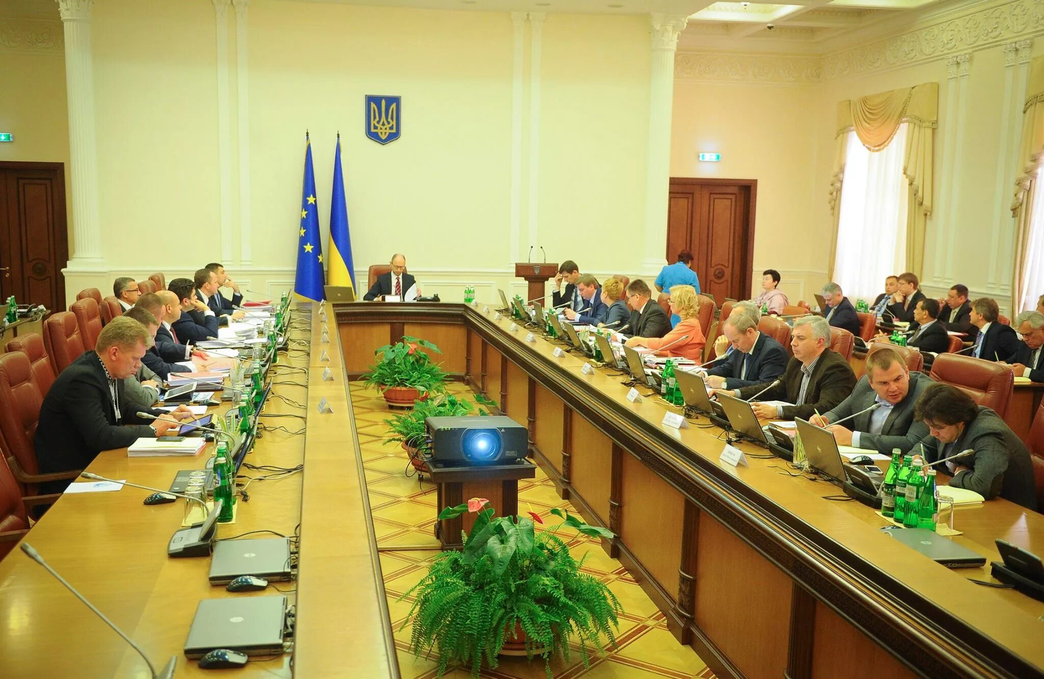 Бюджетники украины. Кабинет министров украины. кабинет украины. заседание кабинета министров украины. украинские государственные служащие.