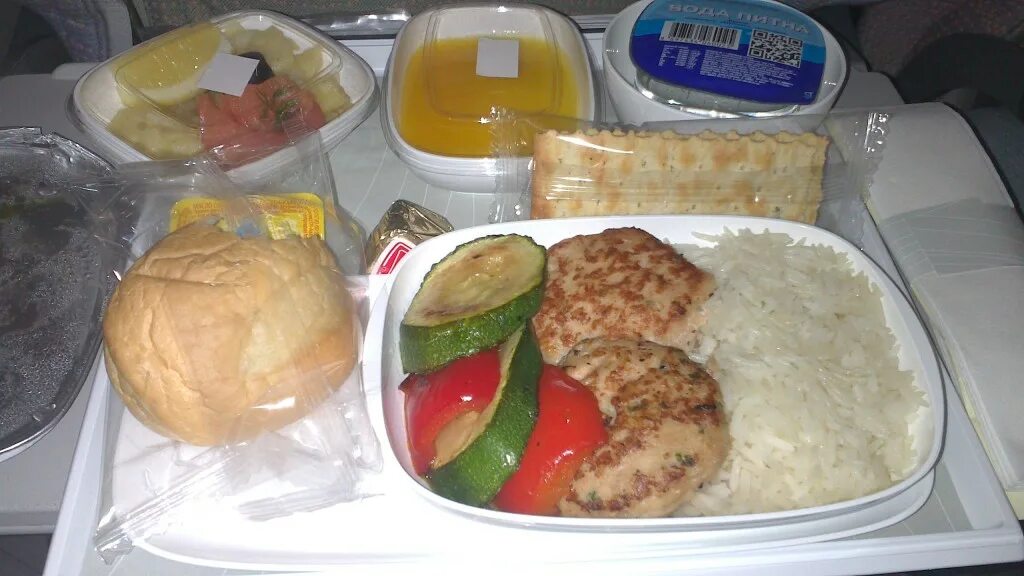 Flydubai еда в самолете. Эмирейтс питание на борту. Флай дубай москва дубай кормят ли. Флай дубай москва дубай кормят ли. Флай дубай москва дубай кормят ли.