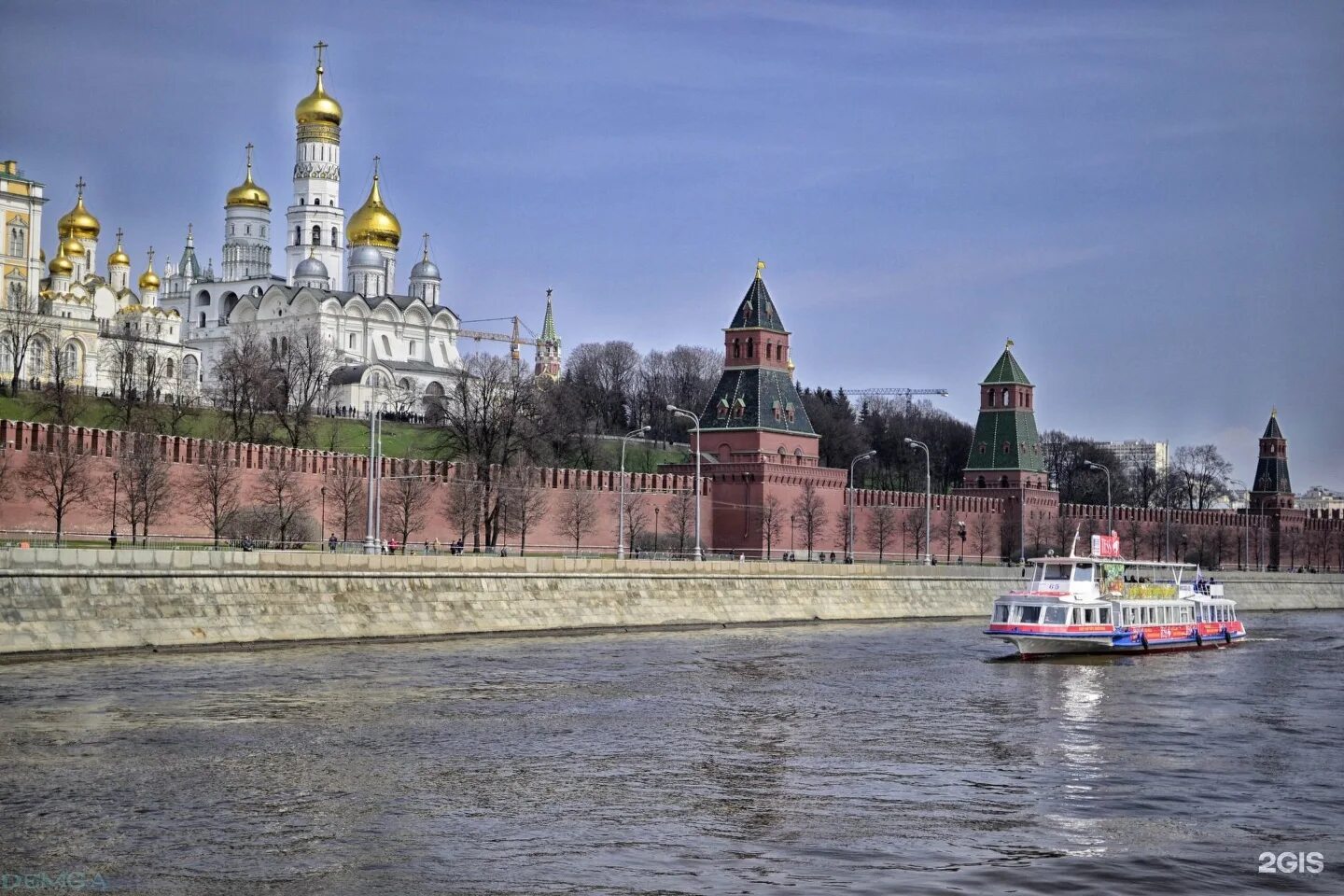 Реки у стен московского кремля какие протекают. 1910 Кремля в Москве Кремлевская набережная. Набережная реки Москвы Кремлевская стена. Московский Кремль с реки. Вид на Кремль с Москва реки.