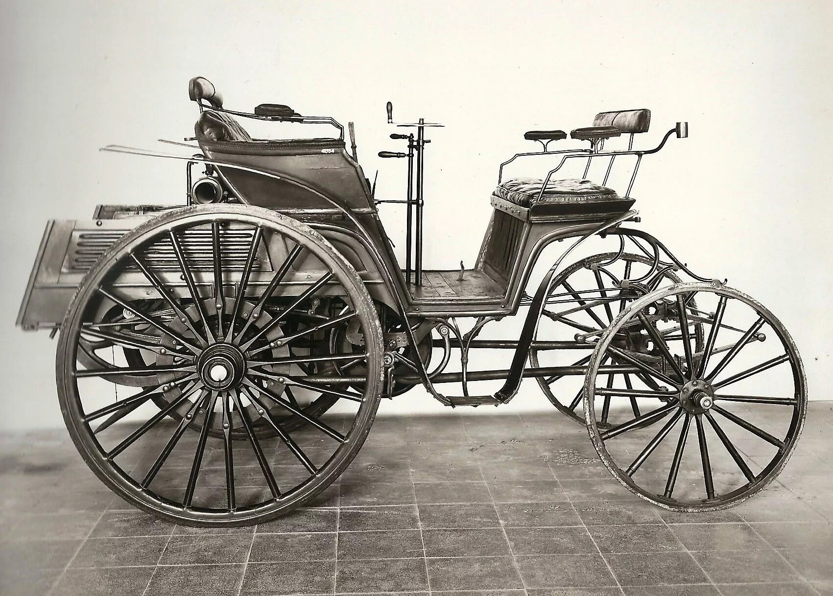 Сколько колес 1 автомобиль. Готлиб Даймлер (1834-1900). Готлиб Даймлер первый автомобиль. 1885-1886 Бенц и Даймлер. Готлиб Даймлер 1895.