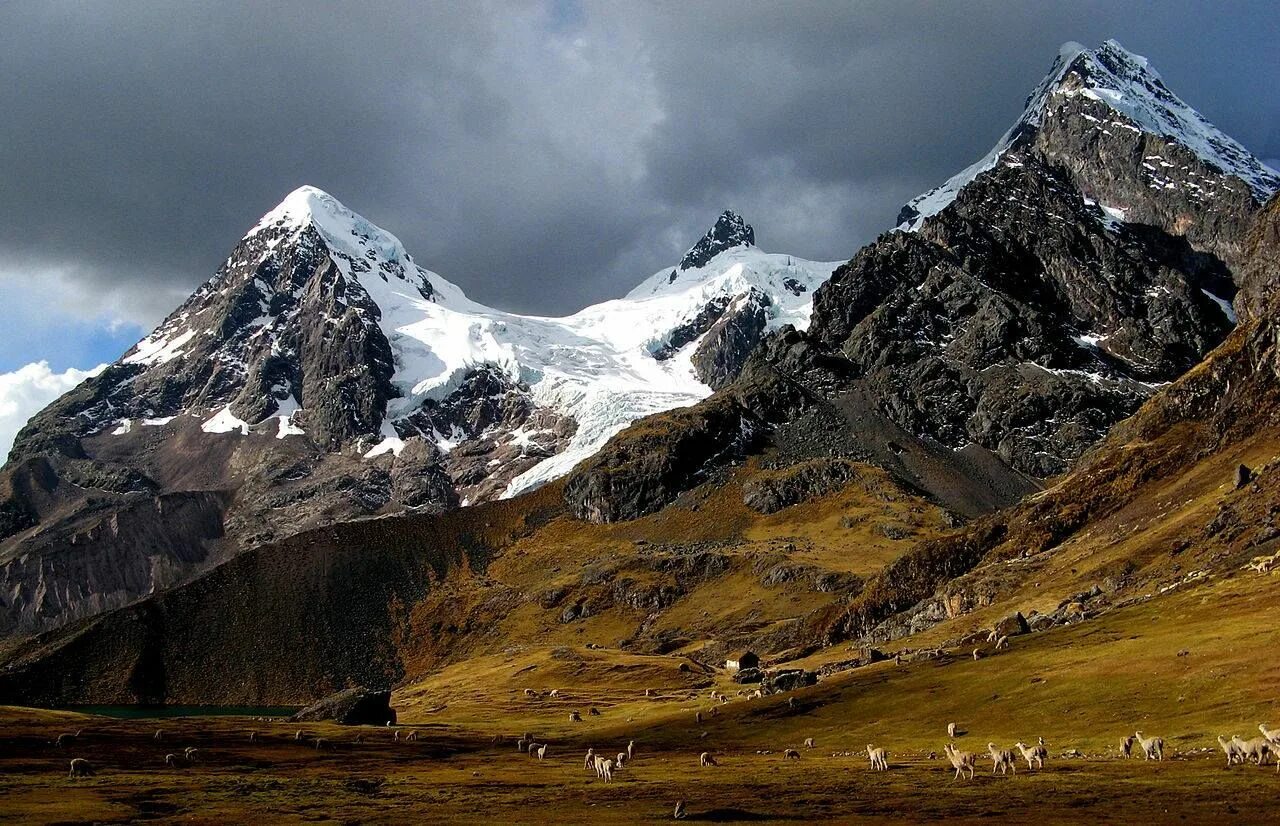 The biggest mountain in the world. Кордильера-де-Мерида. Анды андийские Кордильеры. Аргентина Анды. Горный хребет Анды.