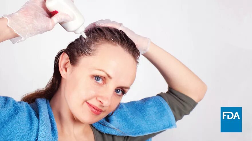 Красить волосы после операции. Окрашивание волос без перчаток. Окрашивание волос процесс. Звезды красить волосы при беременности фото. Окрашивание волос на голове.