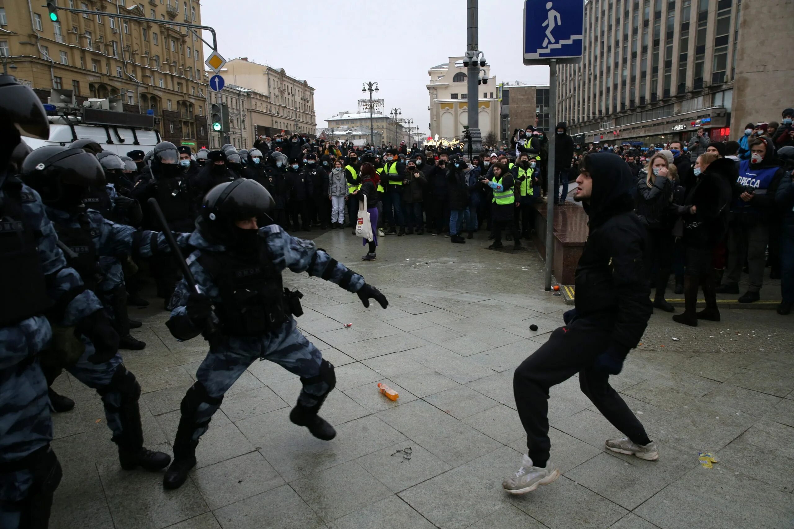 Стычки полиции с митингующими.