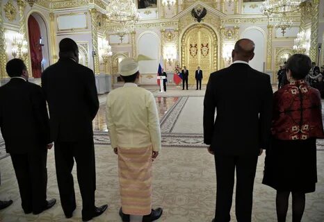 Принимает верительные грамоты