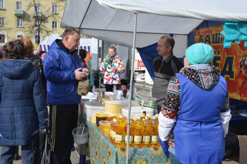Ярмарка ульяновск. Ярмарка рукоделия в озерске челябинской. Ярмарка мёда в курске. Ярмарка ейск. Ярмарка местных производителей кызыл.