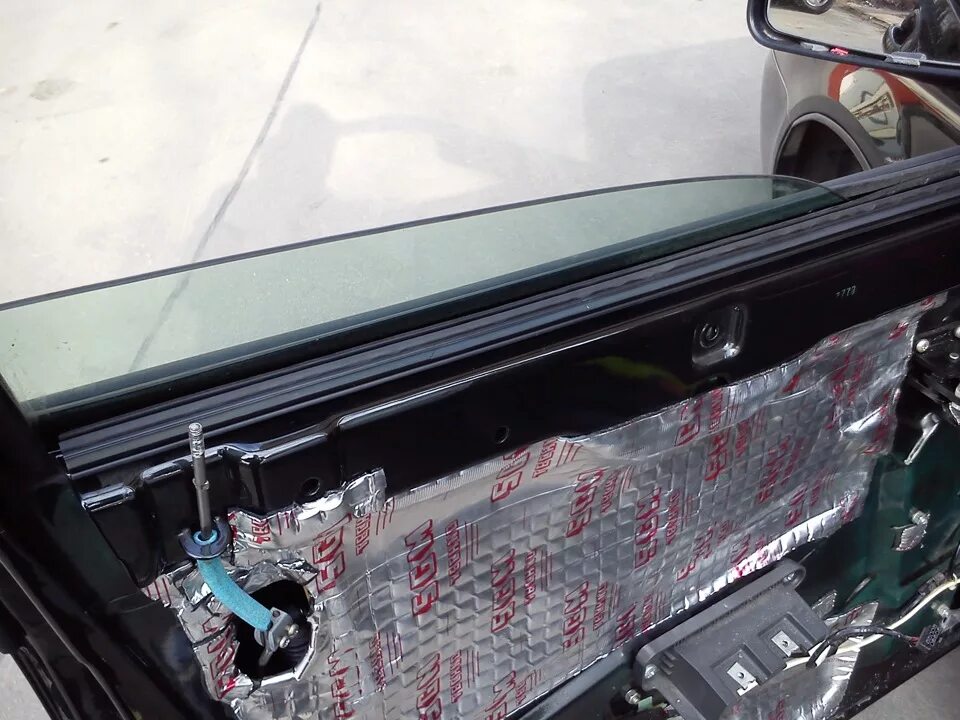 Как снять бархотки приора Lada Priora. Снятие стекла задней двери