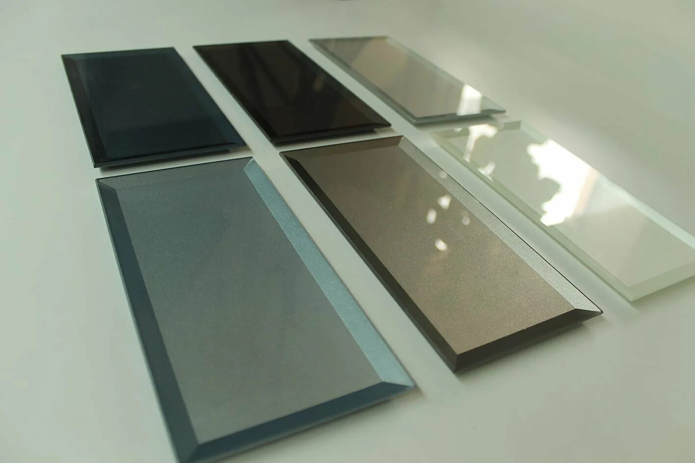 Стекло тонированное Dark Grey черное 4 мм. Тонированные стекла для мебели. Стекло в алюминиевой рамке. Стеклянные фасады в алюминиевом профиле. Черная алюминиевая рамка